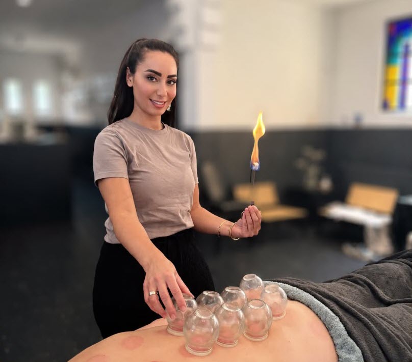 Vuurcupping behandeling met glazen cups bij The Cupping Hands in Harderwijk