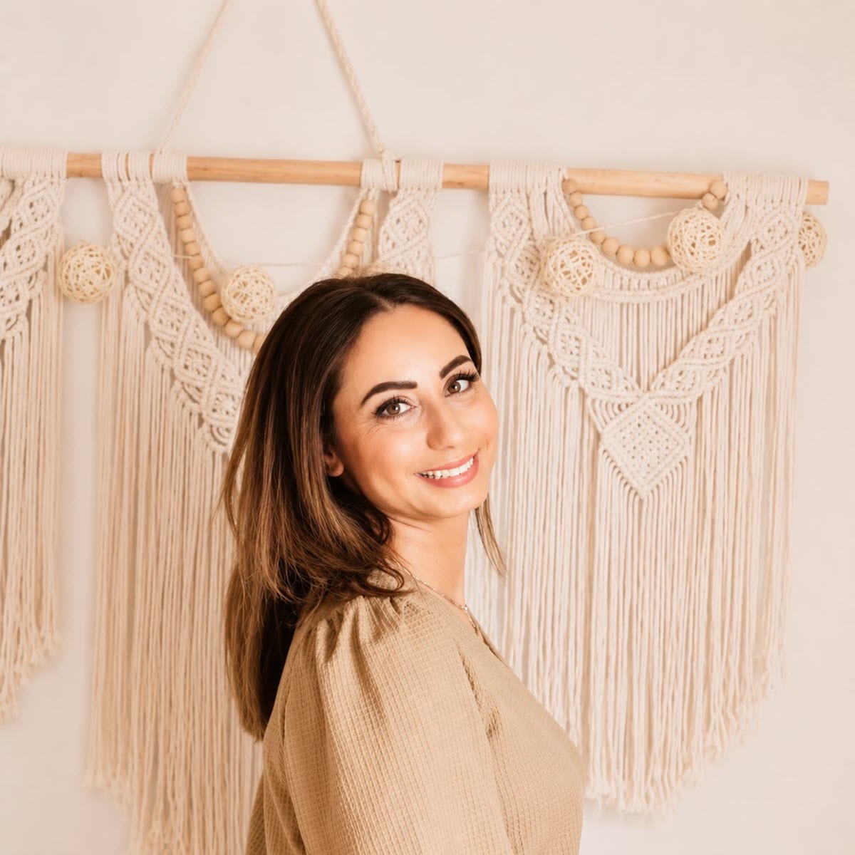 Zeynep geeft een gezichtsmassage bij een behandeling in haar praktijk The Cupping Hands